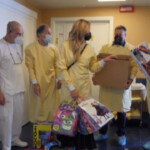 Genova, Toti e famiglia Brizzi Salis al Gaslini per doni a bimbi ricoverati