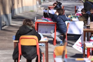 Sit in di insegnanti e alunni davanti ad una scuola primaria di Milano