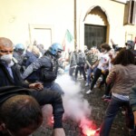 Tafferugli davanti a Montecitorio, due poliziotti feriti. In Campania ambulanti bloccano la A1
