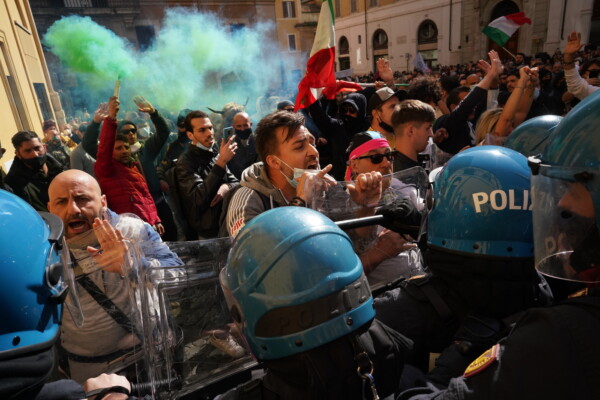 Coronavirus, protesta dei ristoratori a Roma contro le misure restrittive del governo