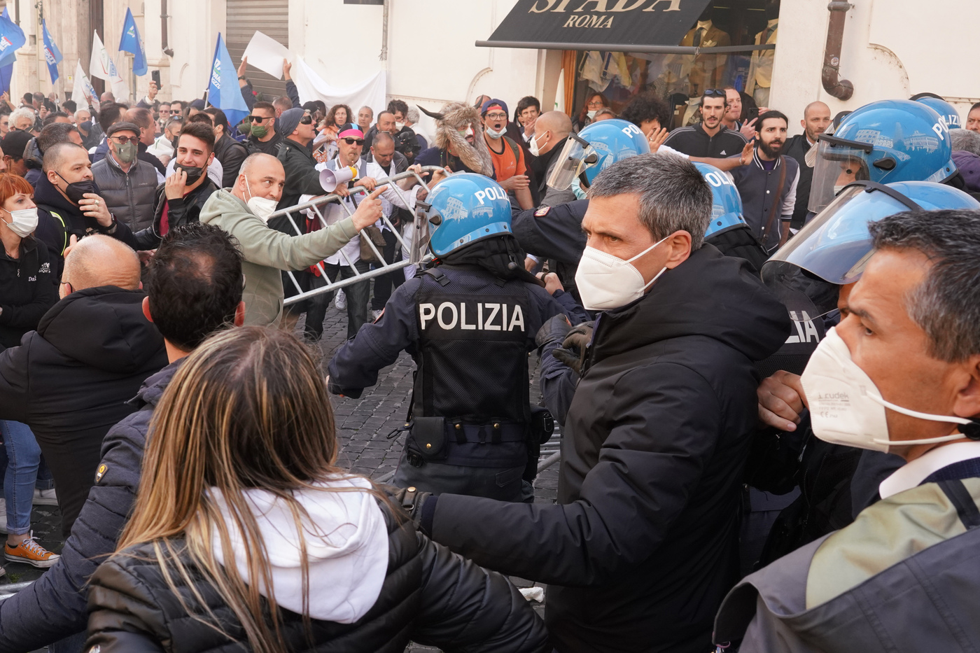 Protesta dei ristoratori a Roma contro misure restrittive: scontri con la polizia | FOTOGALLERY