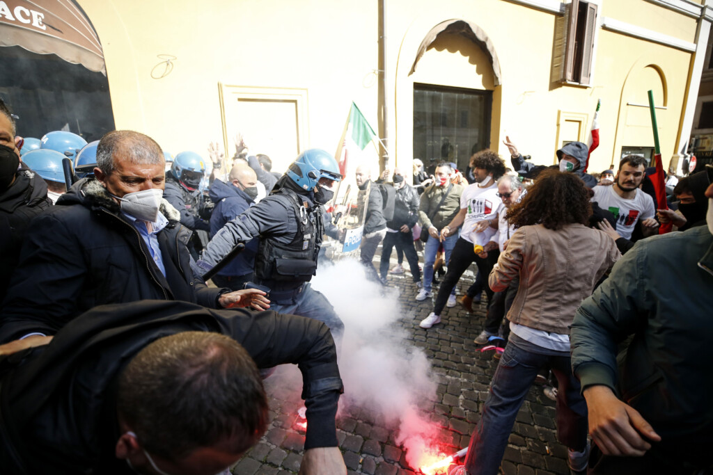 Galleria foto 'Protesta dei ristoratori a Roma contro misure restrittive: scontri con la polizia | FOTOGALLERY' - foto 16