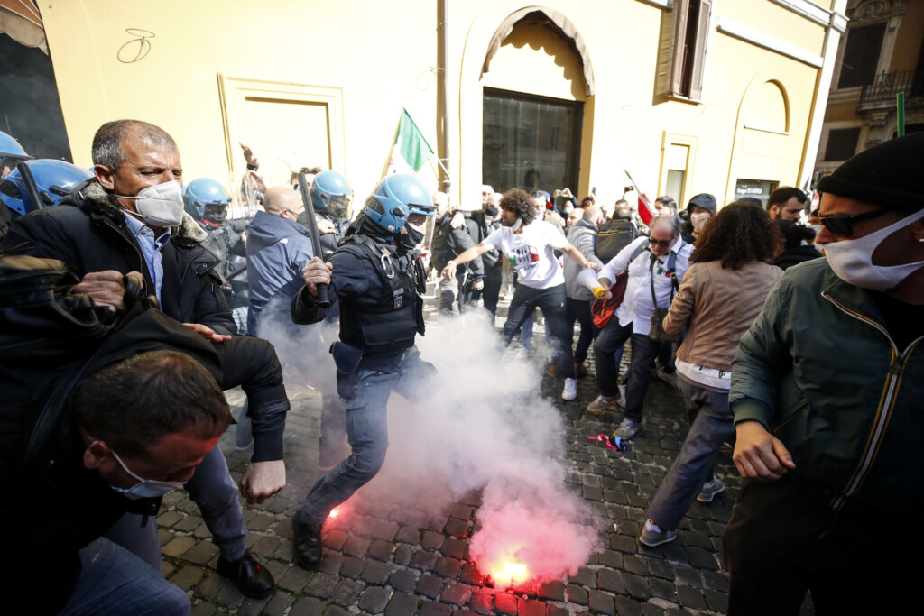 Galleria foto 'Protesta dei ristoratori a Roma contro misure restrittive: scontri con la polizia | FOTOGALLERY' - foto 2