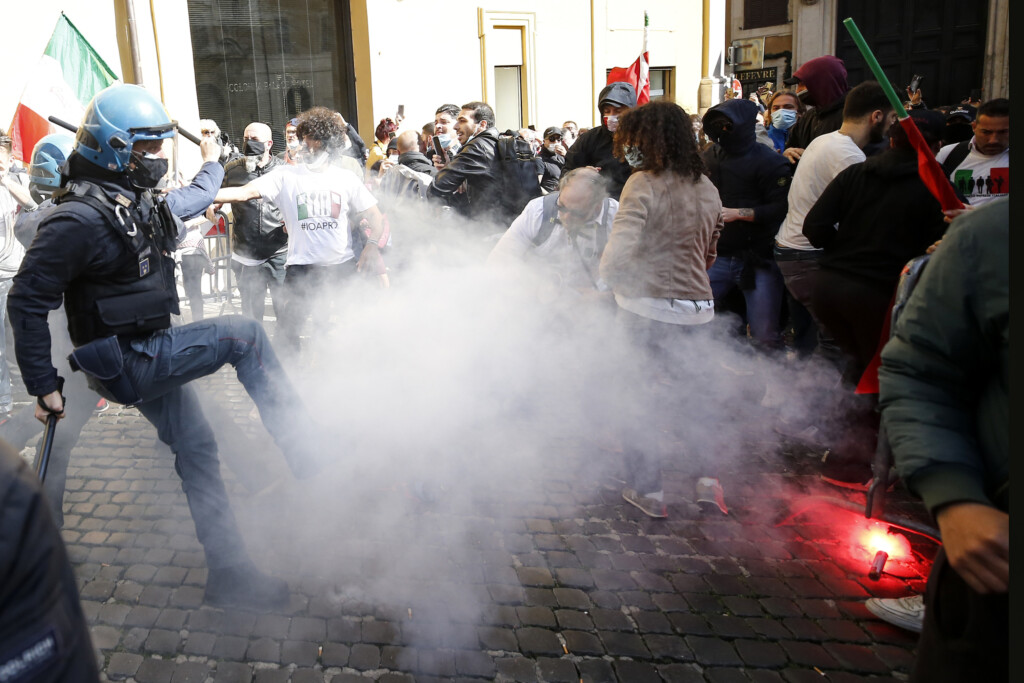 Galleria foto 'Protesta dei ristoratori a Roma contro misure restrittive: scontri con la polizia | FOTOGALLERY' - foto 5