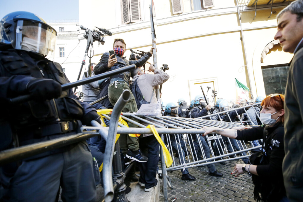 Galleria foto 'Protesta dei ristoratori a Roma contro misure restrittive: scontri con la polizia | FOTOGALLERY' - foto 3