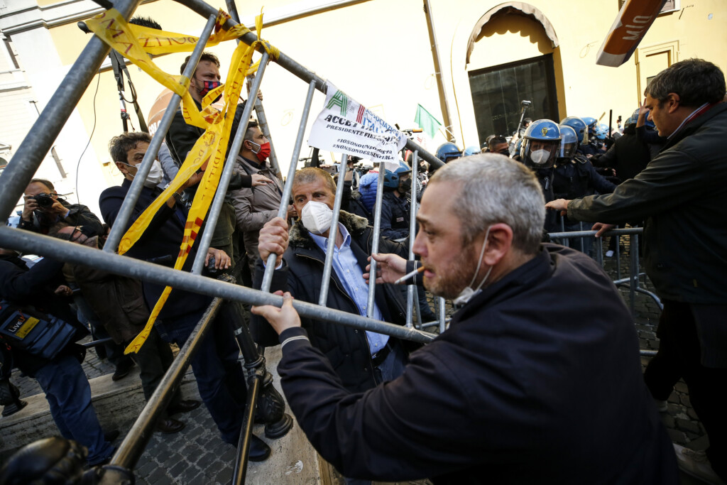 Galleria foto 'Protesta dei ristoratori a Roma contro misure restrittive: scontri con la polizia | FOTOGALLERY' - foto 4