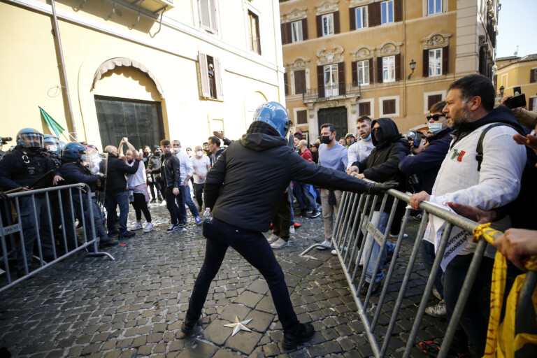Maninfestazione dei ristoratori e partite iva Nella foto : momenti di tensione