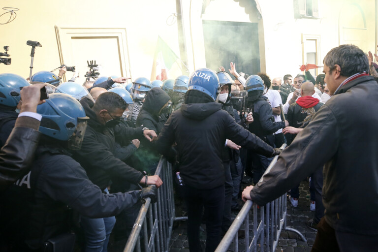 Maninfestazione dei ristoratori e partite iva Nella foto : momenti di tensione