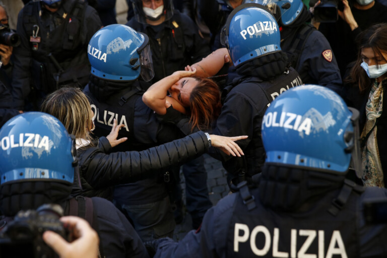 Maninfestazione dei ristoratori e partite iva Nella foto : momenti di tensione