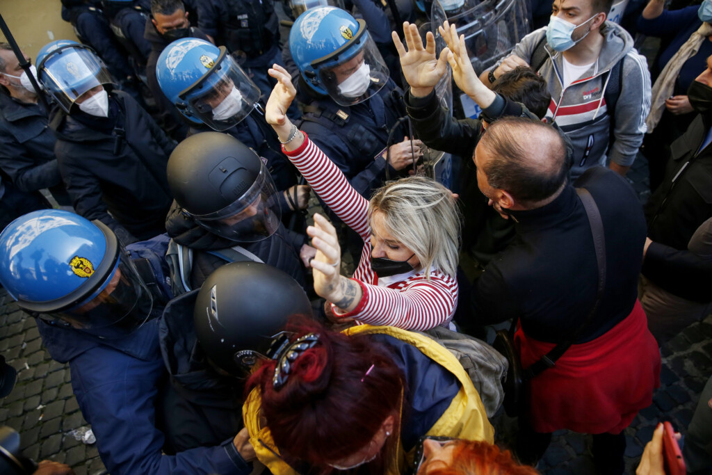 Galleria foto 'Protesta dei ristoratori a Roma contro misure restrittive: scontri con la polizia | FOTOGALLERY' - foto 10