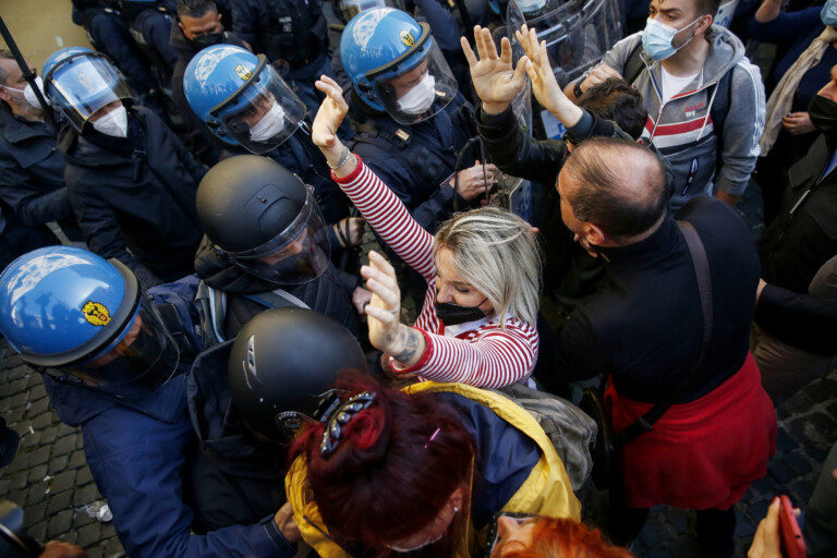 Maninfestazione dei ristoratori e partite iva Nella foto : momenti di tensione