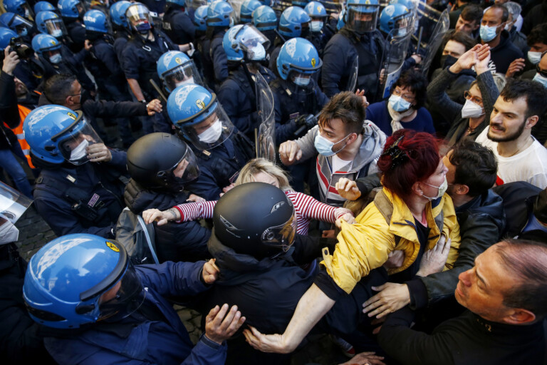 Maninfestazione dei ristoratori e partite iva Nella foto : momenti di tensione
