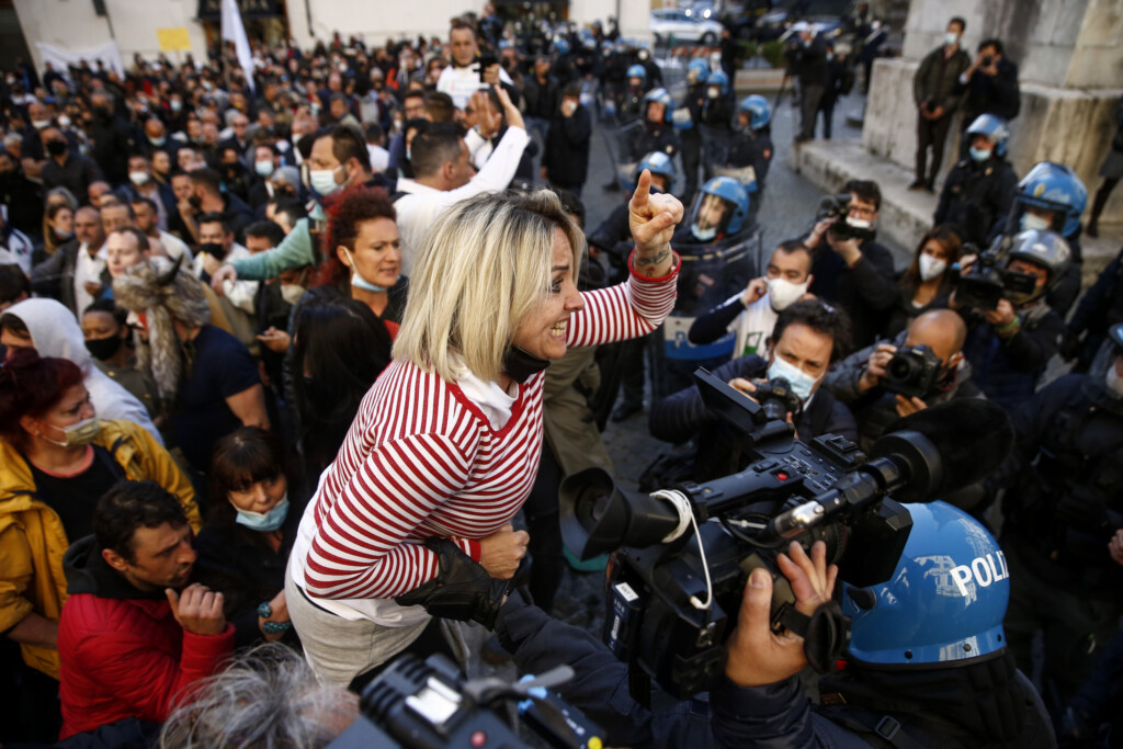 Galleria foto 'Protesta dei ristoratori a Roma contro misure restrittive: scontri con la polizia | FOTOGALLERY' - foto 13
