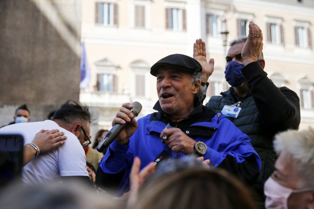 Galleria foto 'Protesta dei ristoratori a Roma contro misure restrittive: scontri con la polizia | FOTOGALLERY' - foto 15