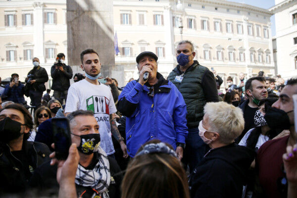 Covid, tensioni alla protesta dei ristoratori e partite iva
