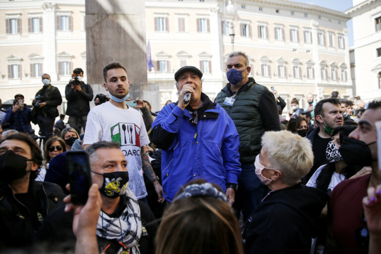 Covid, tensioni alla protesta dei ristoratori e partite iva