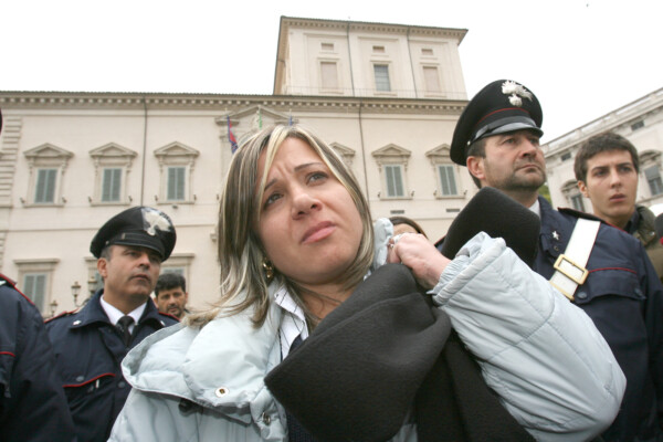 La Signora Piera Maggio, madre di Denise Pipitone, si e' simbolicamente incatenata davanti al Quirinale