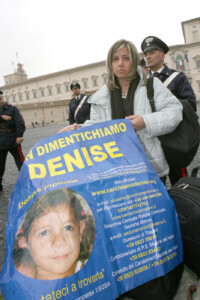 La Signora Piera Maggio, madre di Denise Pipitone, si e' simbolicamente incatenata davanti al Quirinale