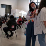 Vaccini, all’hub di Bologna Fiera clown in corsia a Pasquetta per tenere compagnia agli anziani