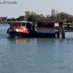 Vaccini, a Venezia i vaporetti trasformati in ambulatori mobili