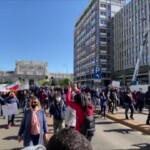 Milano, ambulanti in piazza contro le restrizioni: bloccato il traffico