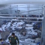 Usa, le immagini shock da un centro migranti in Texas