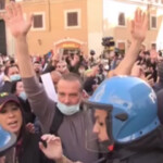 Roma, tafferugli alla manifestazione dei ristoratori a Montecitorio: “Libertà, libertà”