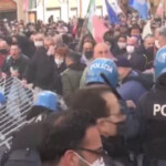Tensione a Montecitorio tra ristoratori e forze dell’ordine: lancio di oggetti e fumogeni