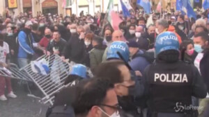 lancio di oggetti e fumogeni