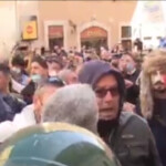Roma, c’è anche un manifestante vestito come Jack Lo Sciamano