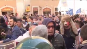 Manifestante vestito come Jack Lo Sciamano