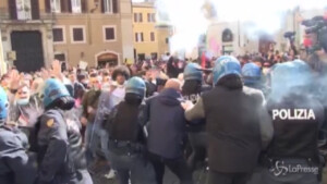 Lancio di lacrimogeni contro polizia