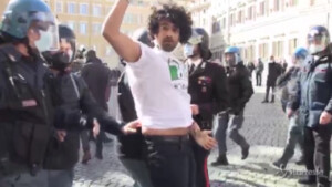 protesta davanti a Montecitorio: fermati alcuni manifestanti