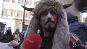 lo Sciamano alle proteste di Montecitorio
