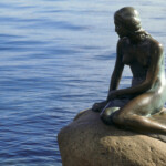 La statua della Sirenetta nel porto di Copenaghen