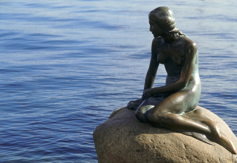 La statua della Sirenetta nel porto di Copenaghen