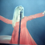 Patty Pravo sul palco durante un'esibizione.