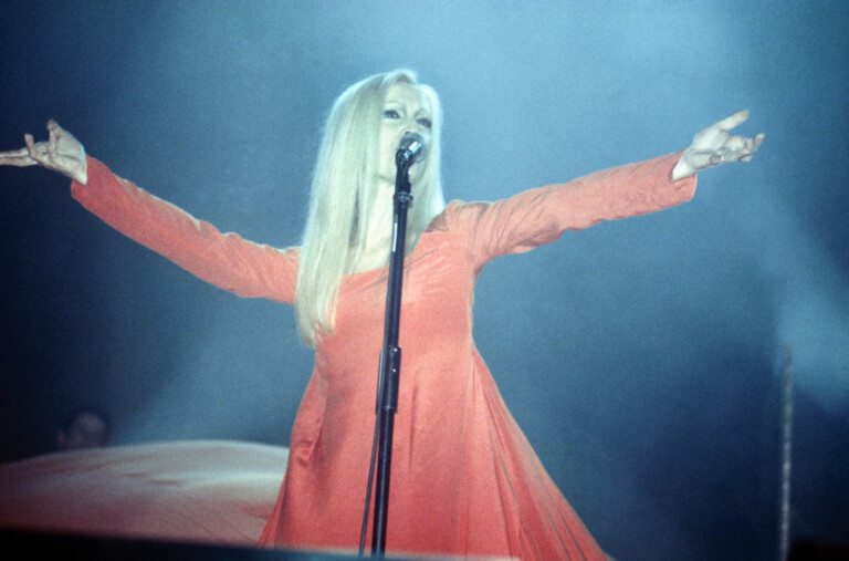 Patty Pravo sul palco durante un'esibizione.