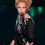 Patty Pravo canta nella serata finale di Sanremo