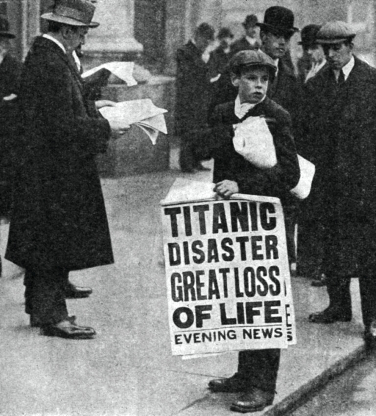 New York 14 aprile 1912 - Il ragazzo dei giornali comunica notizia del disastro del Titanic.