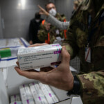 AstraZeneca, Ema: trombosi raro effetto collaterale. I benefici superano i rischi