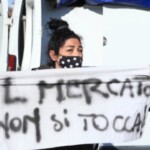 Torino, la protesta dei mercatali: “Dobbiamo mangiare, senza lavoro moriamo”
