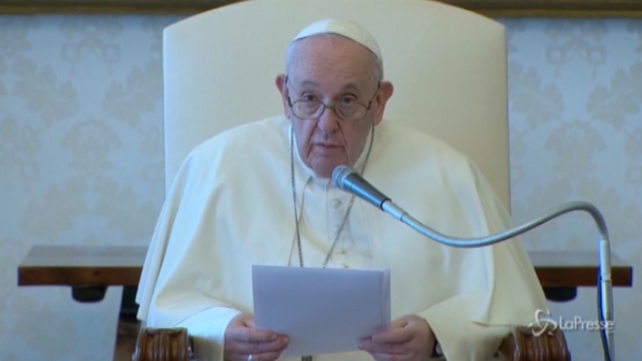 Papa: “Condividere beni terreni non è comunismo, è cristianesimo” Papa: “Condividere beni terreni non è comunismo, è cristianesimo”