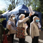 Vaccini, a Milano da oggi over 80 senza prenotazione: “Finalmente ce l’abbiamo fatta”