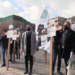 Campania, protesta di imprenditori e artigiani ‘crocifissi’ dalla crisi: “Vogliamo lavorare”