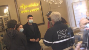 ristoratore apre per protesta