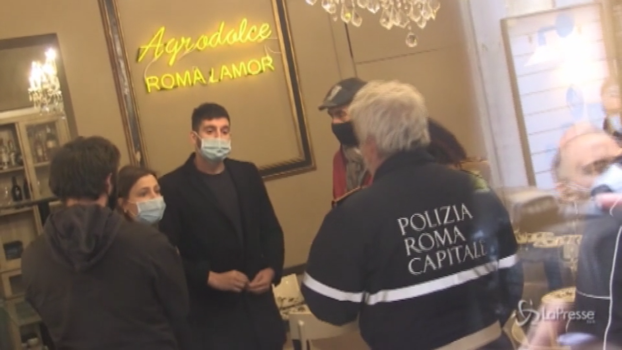 ristoratore apre per protesta