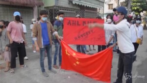 anti-golpe bruciano bandiere cinesi