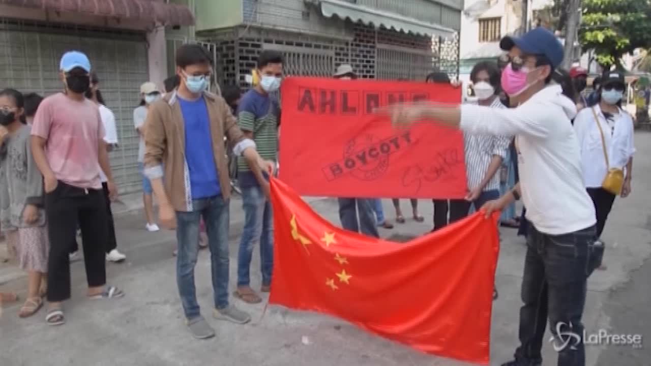 Myanmar, manifestanti anti-golpe bruciano bandiere cinesi