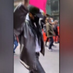 “Stop all’odio contro gli asiatici”, Rihanna in incognito tra i manifestanti a NY